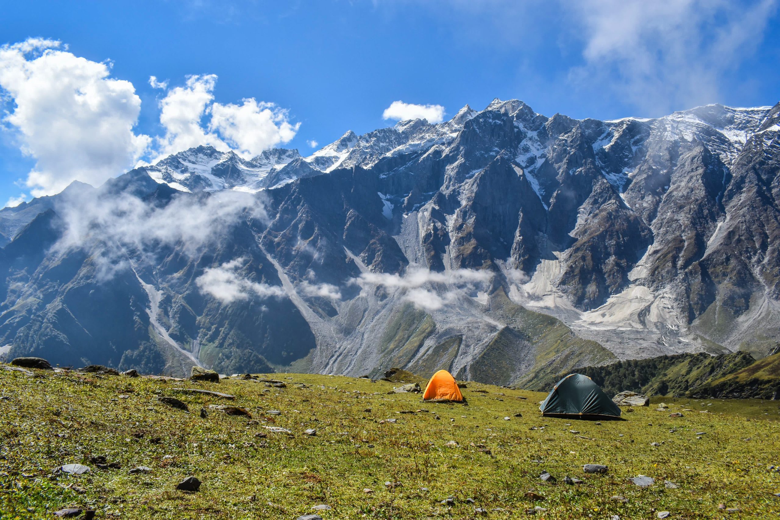 Campamento en el valle de Solang, Himachal Pradesh, con la cordillera nevada al fondo