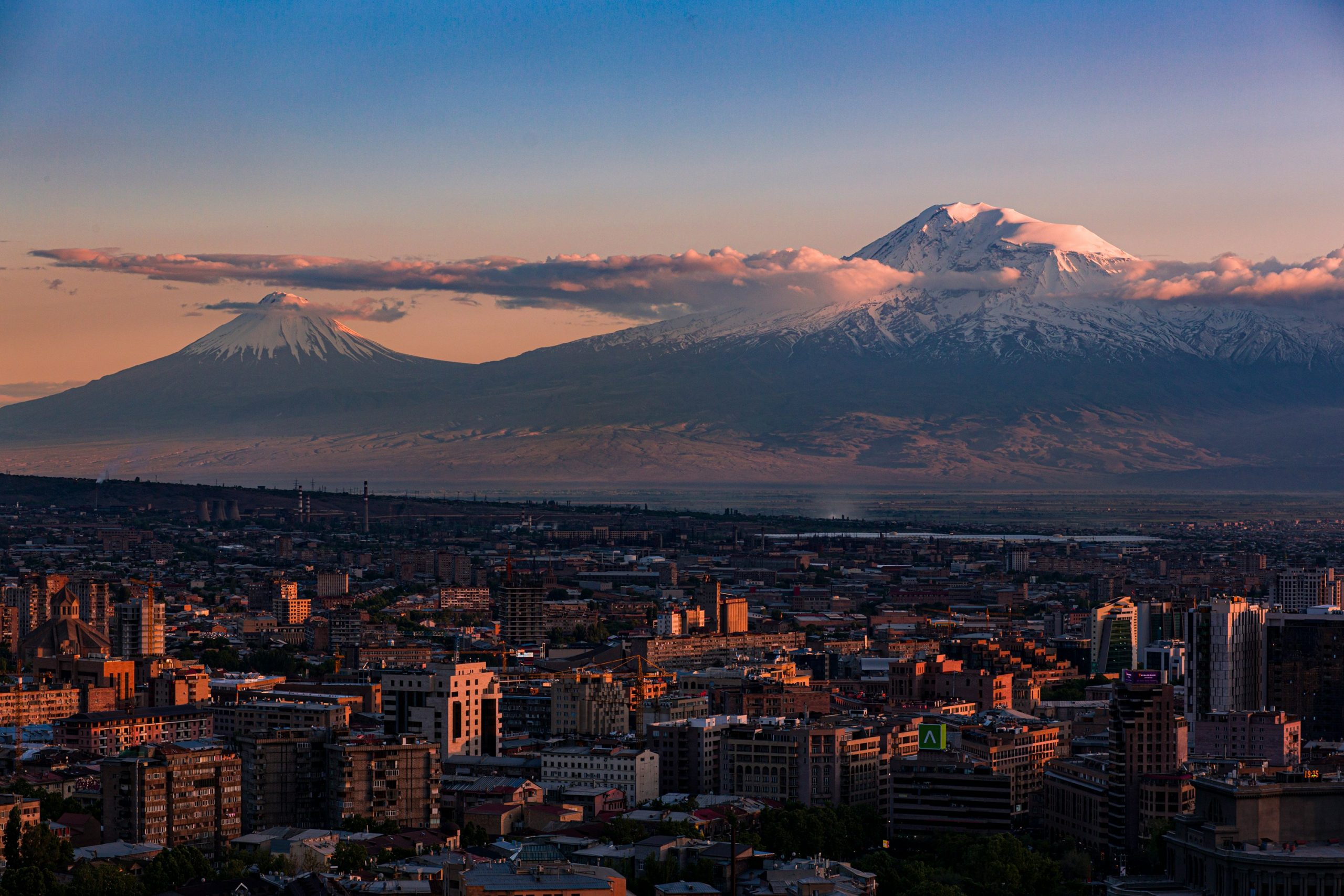 Los dos conos del Monte Ararat vistos desde Ereván, Armenia