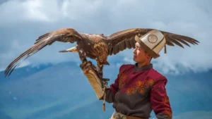 Cazador con águila, Kirguistán Cazador kirguís con su águila real