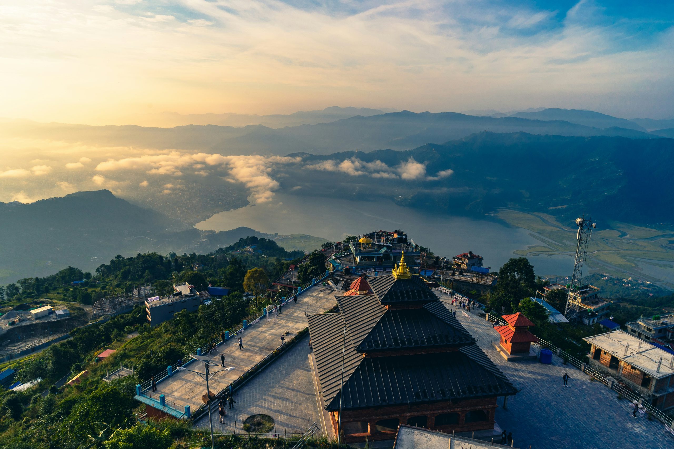 Vista del lago Phewa en Pokhara desde la Pagoda de la Paz Mundial