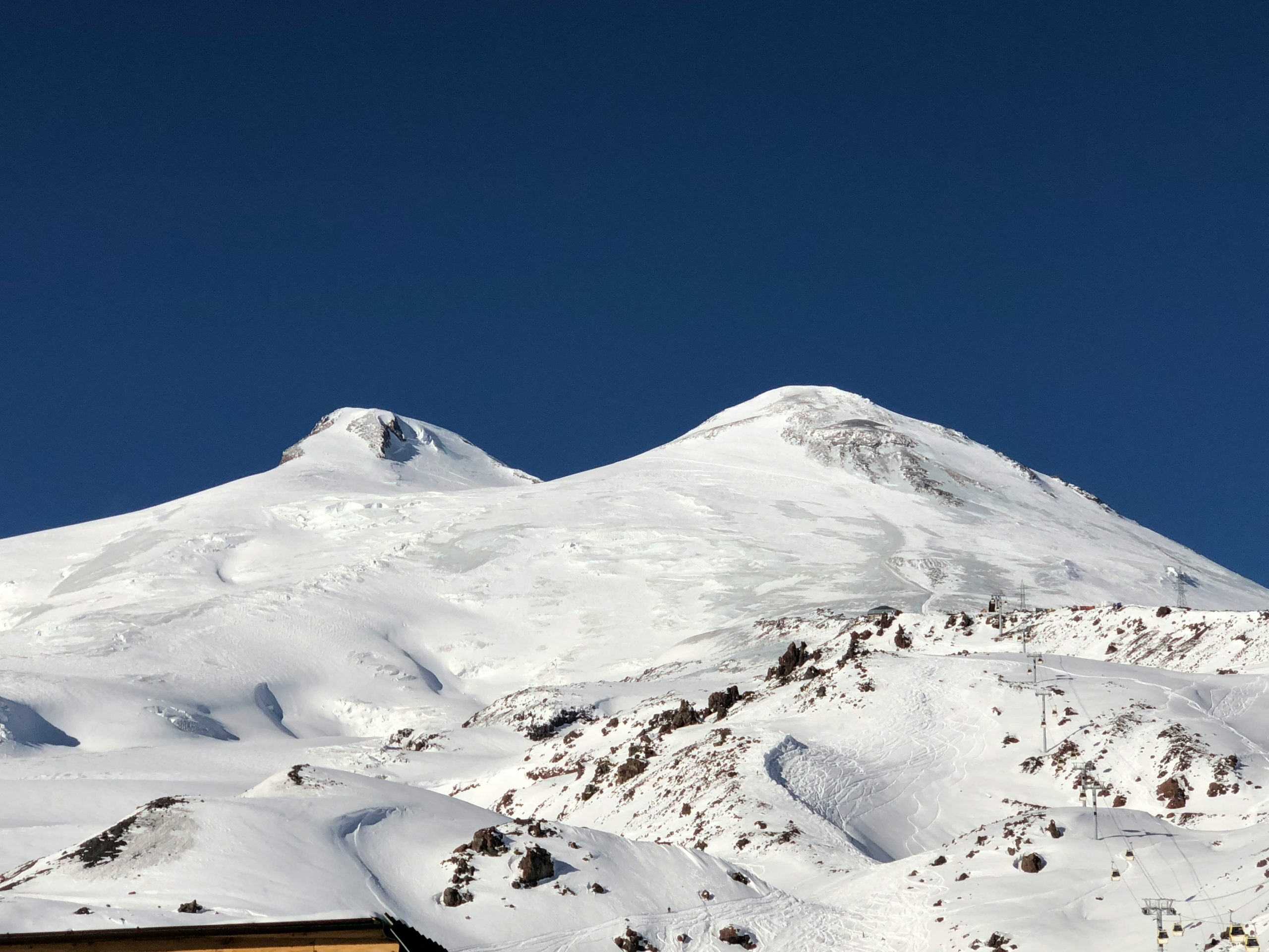 Las dos cumbres del Elbrus, con la estación de esquí a sus pies
