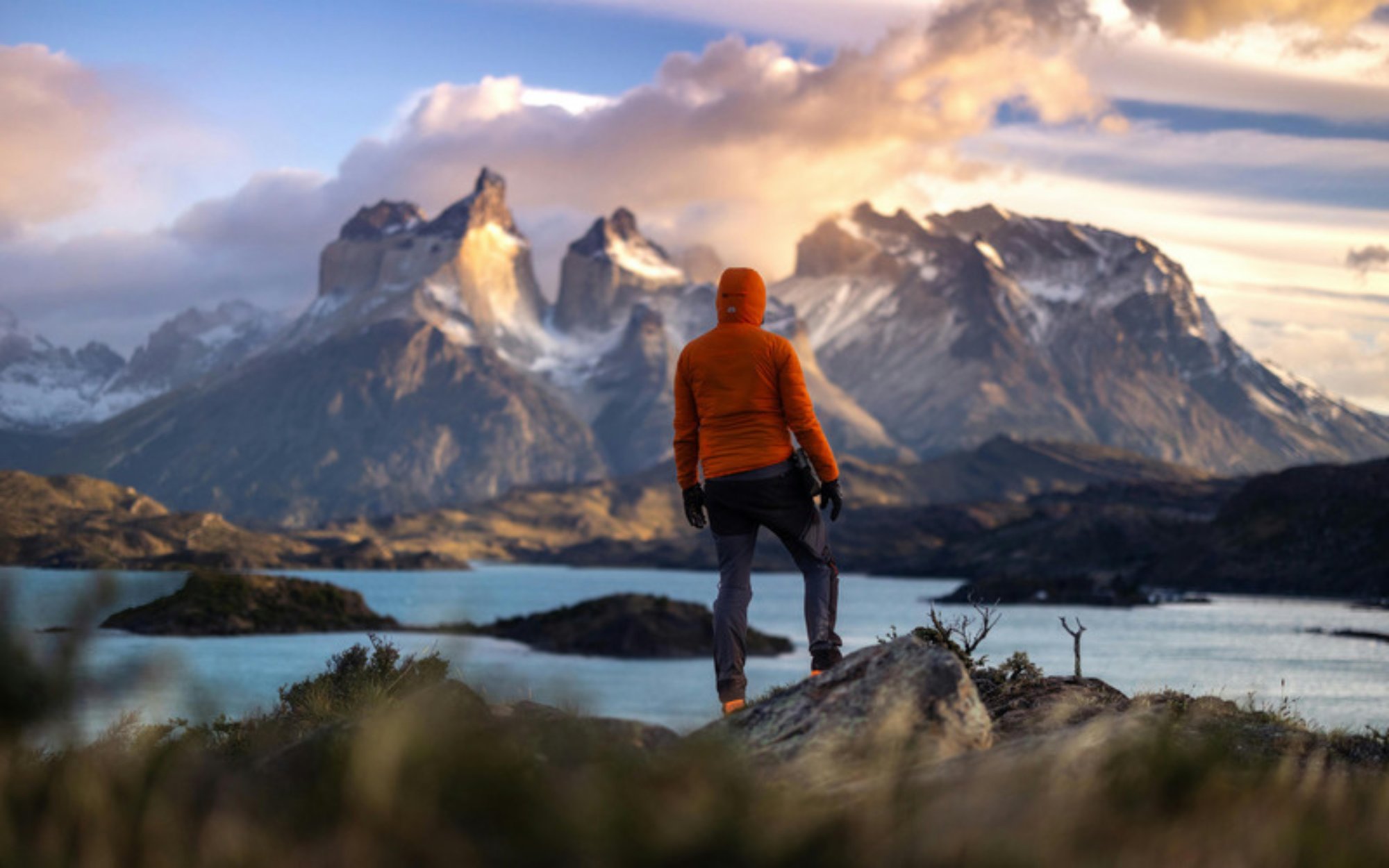 Senderista al amanecer frente a los Cuernos del Paine